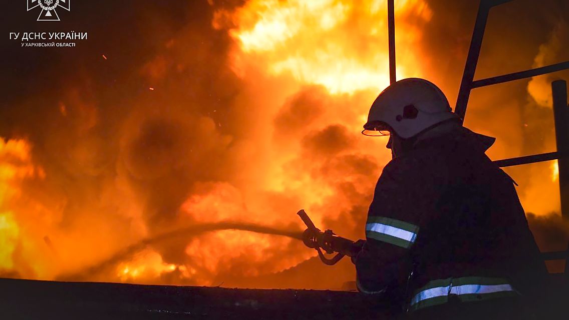 Die Feuerwehr löscht einen Brand in Charkiw. Laut dem Militär hatte Russland die Stadt zuvor mit Drohnen angegriffen.