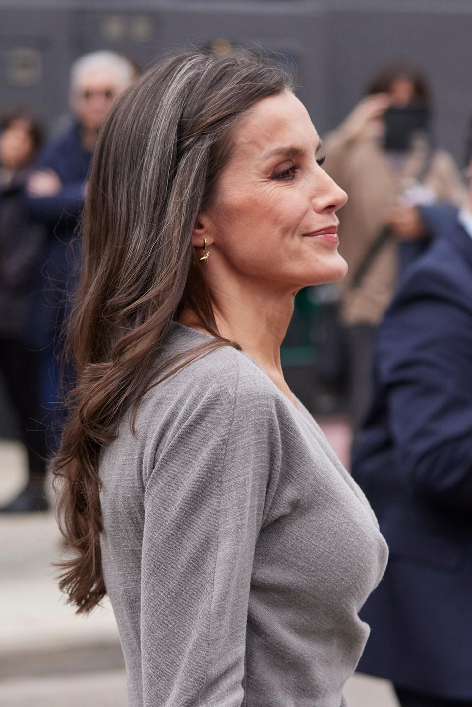Queen Letizia proudly wears her gray strands. 
