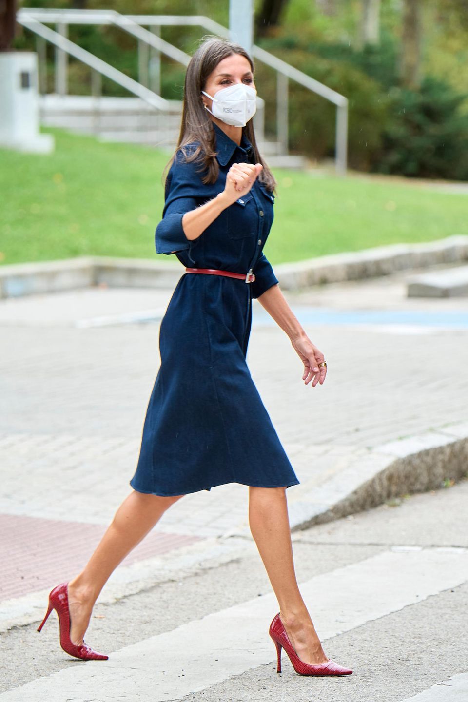 Queen Letizia loves not only high shoes, but also eye-catching shoes. 