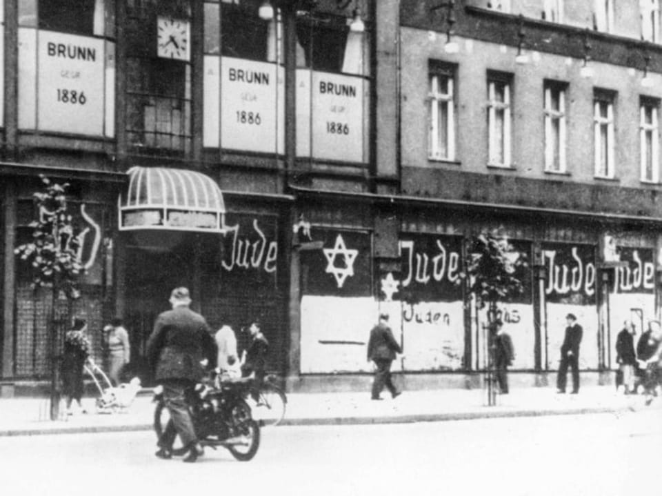 The facade of the Brünn furniture store in Berlin-Weissensee is decorated with Jewish stars and the inscription “Jude”. 