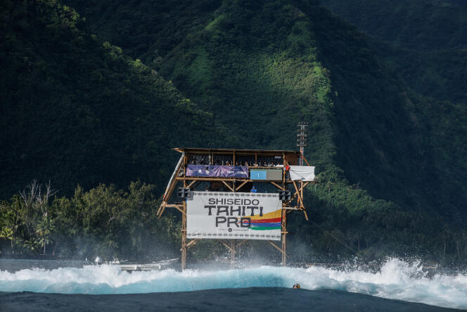 The wooden judges' tower used on the Surfing World Cup circuit in Teahupoo.