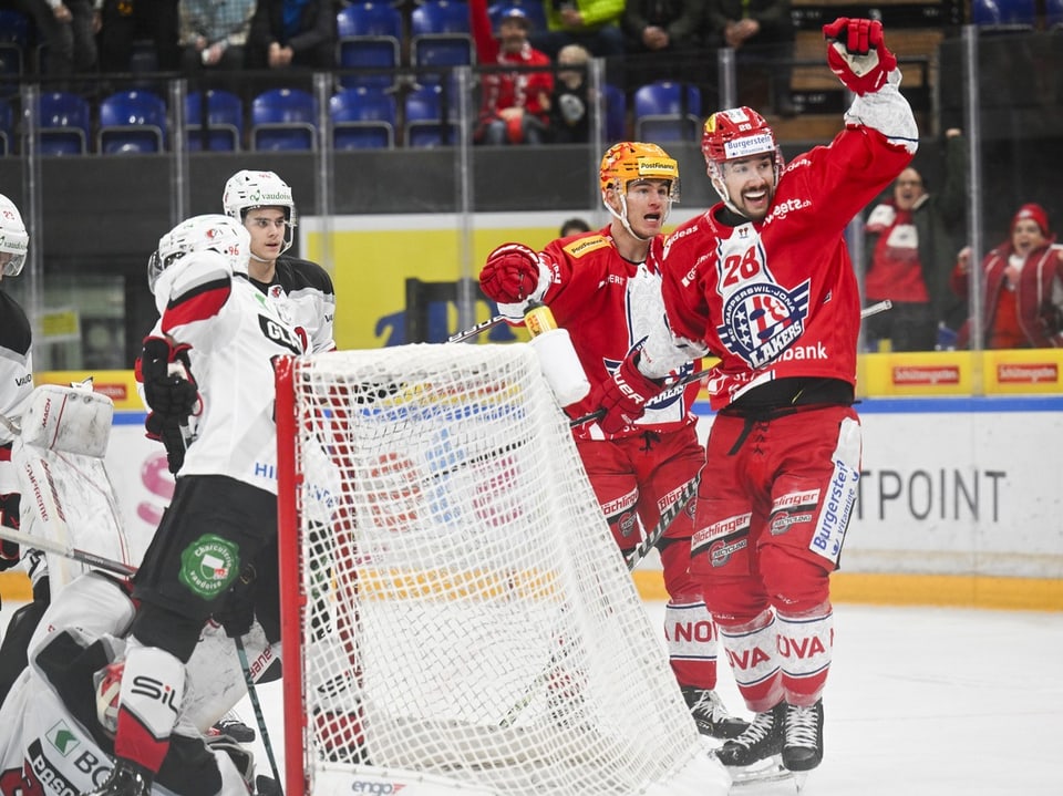 Yannick-Lennart Albrecht from the Lakers celebrates his goal.
