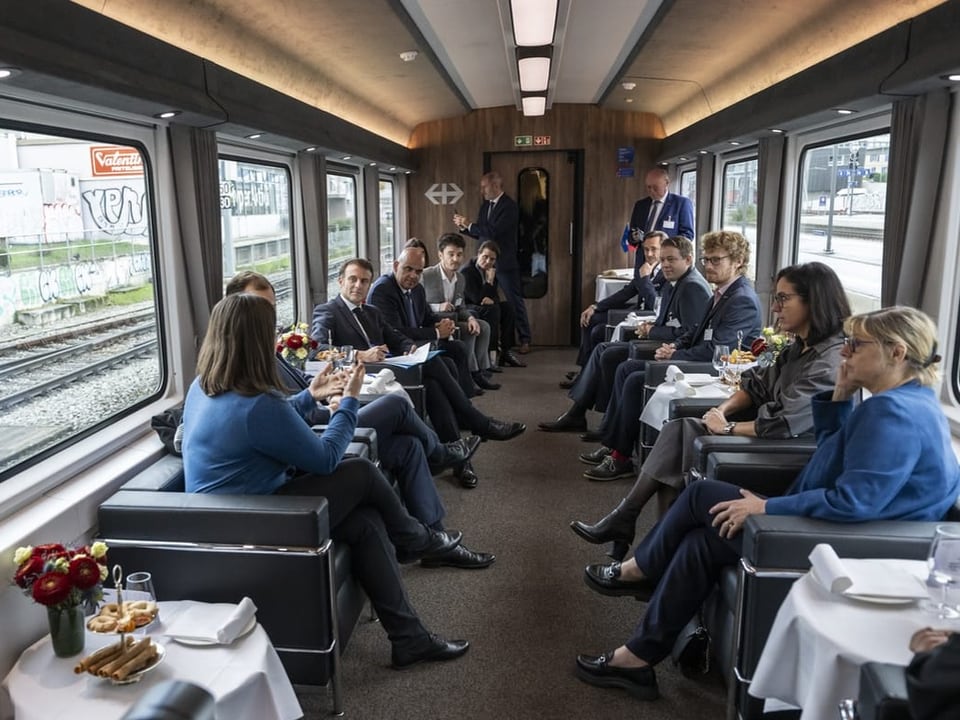 Berset, Macron diskutieren im Zug mit Vertreterinnen und Vertreter von Start-ups.
