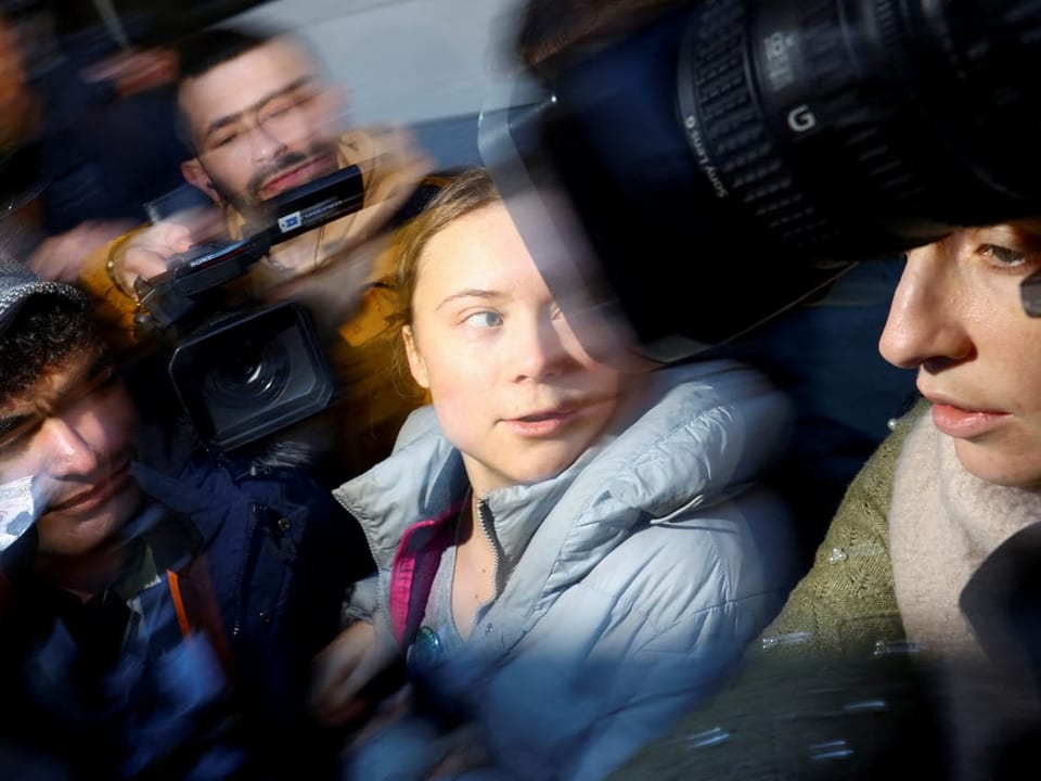 Greta Thunberg inmitten von Journalistinnen und Journalisten.