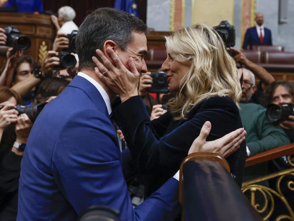 Pedro Sánchez wird von der spanischen Abgeordneten Yolanda Diaz beglückwünscht.