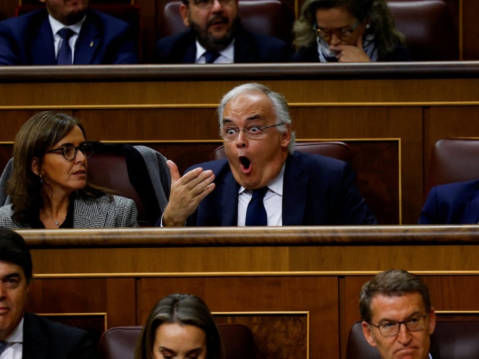 Der Abgeordnete Pons zeigt ein Gesichtsausdruck der Empörung.