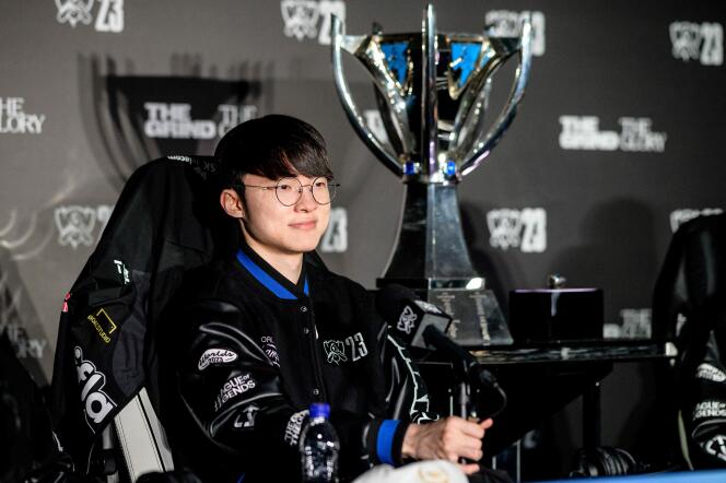 “Faker”, from the T1 team, next to the trophy, on the sidelines of the “League of Legends” world finals in Seoul, November 19, 2023.