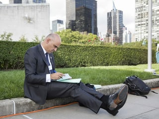 Alain Berset prepares his speech to the UN General Assembly on a New York sidewalk. 