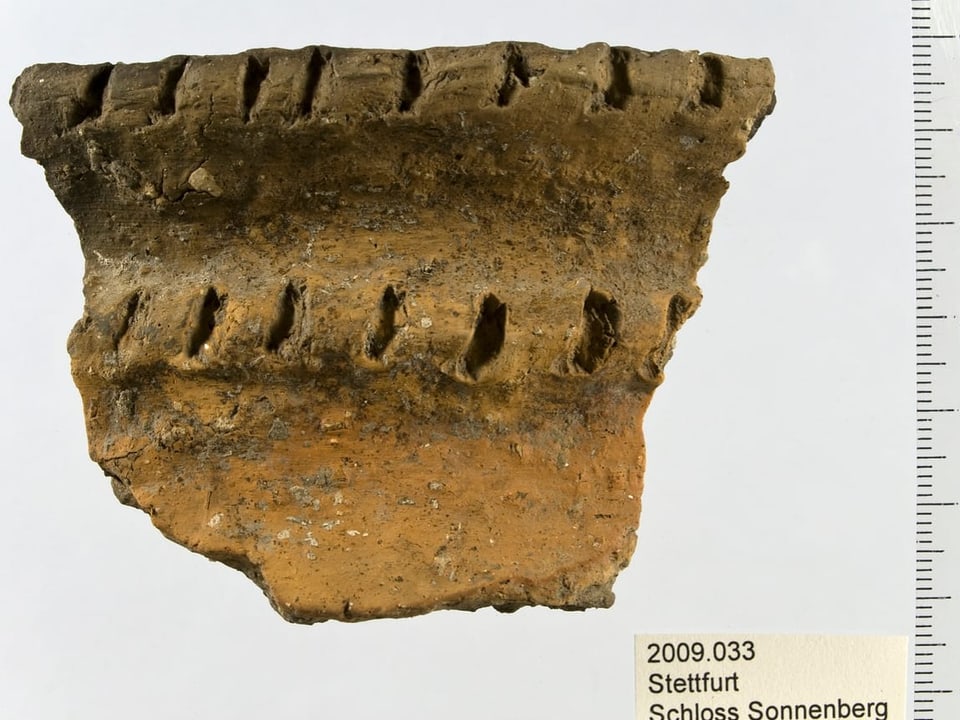 The first find from prehistoric times: an early Bronze Age vessel shard.