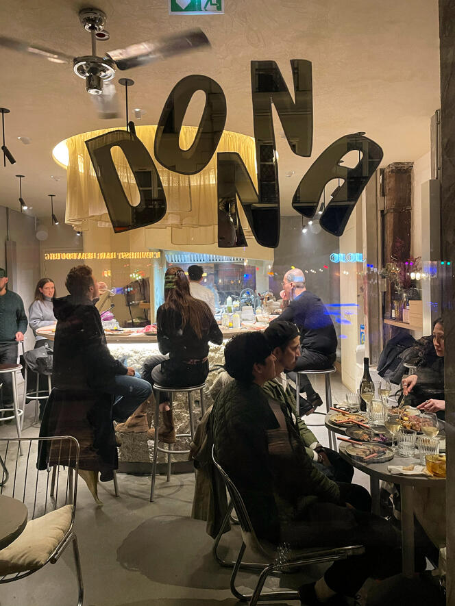 Restaurant located not far from the Pompidou Center, in the heart of Paris, Donna is named in homage to Donna Summer.