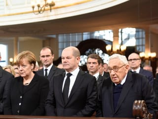 Angela Merkel, Olaf Scholz and Henry Kissinger at the memorial service for Helmut Schmidt