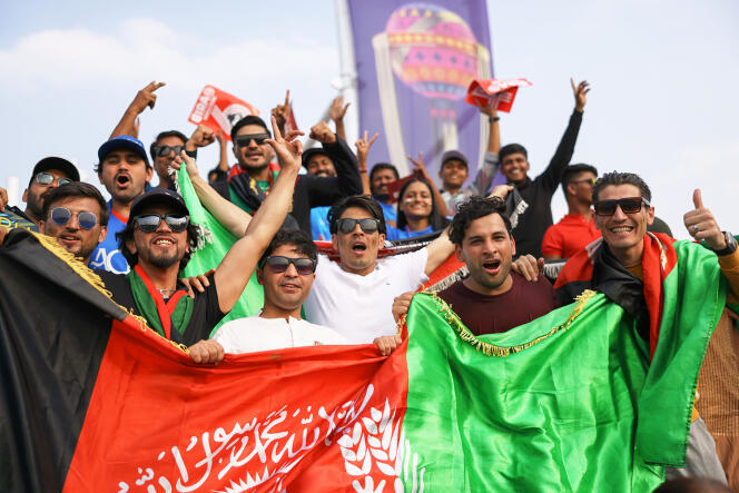 Afghan supporters wave the old flag of the country banned by the Taliban, in Pune (India), October 30, 2023.