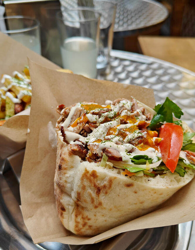 Broche's shawarma is offered in a formula for €16.50 including a side dish (spicy fries or vegetable pickles) and a drink (homemade mint lemonade).