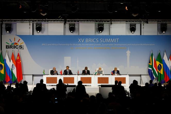 From left to right, Brazilian President Luiz Inacio Lula da Silva;  Chinese leader Xi Jinping;  South African President Cyril Ramaphosa;  Indian Prime Minister, Narendra Modi;  and Russian Foreign Minister Sergei Lavrov at the 15th BRICS summit in Johannesburg on August 24, 2023.