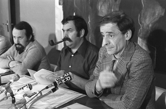 The CFDT union representative of the Lip watch factory Charles Piaget (right) and the general secretary of the CFDT Metallurgy Federation Jacques Chérèque (center), during a press conference in Paris on April 15, 1976 after the filing for bankruptcy of the European Watchmaking Company.