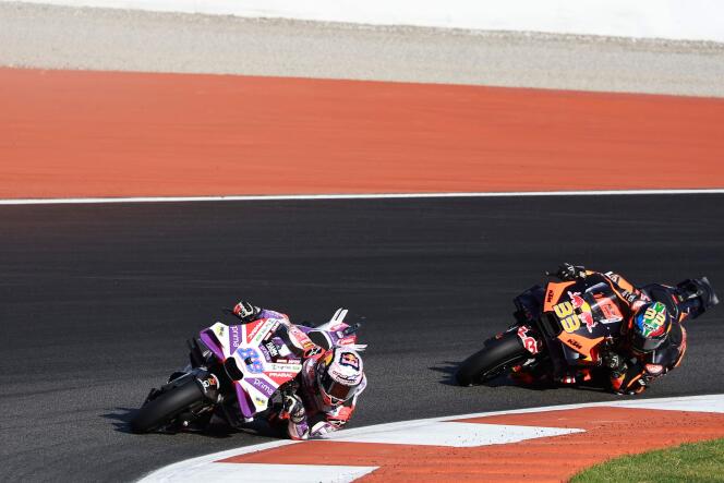 The Spaniard Jorge Martin, in front of the South African Brad Binder, during the sprint race of the Valencia Grand Prix (Spain), November 25, 2023. 