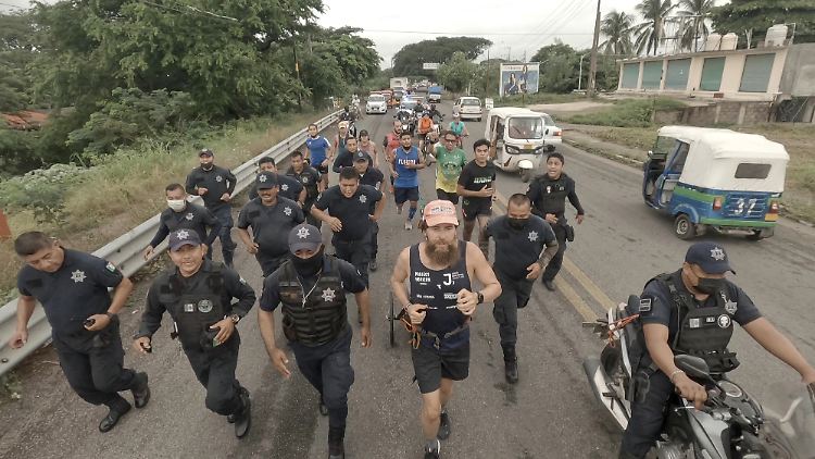 Sometimes the police joined Jonas Deichmann in Mexico in 2021.