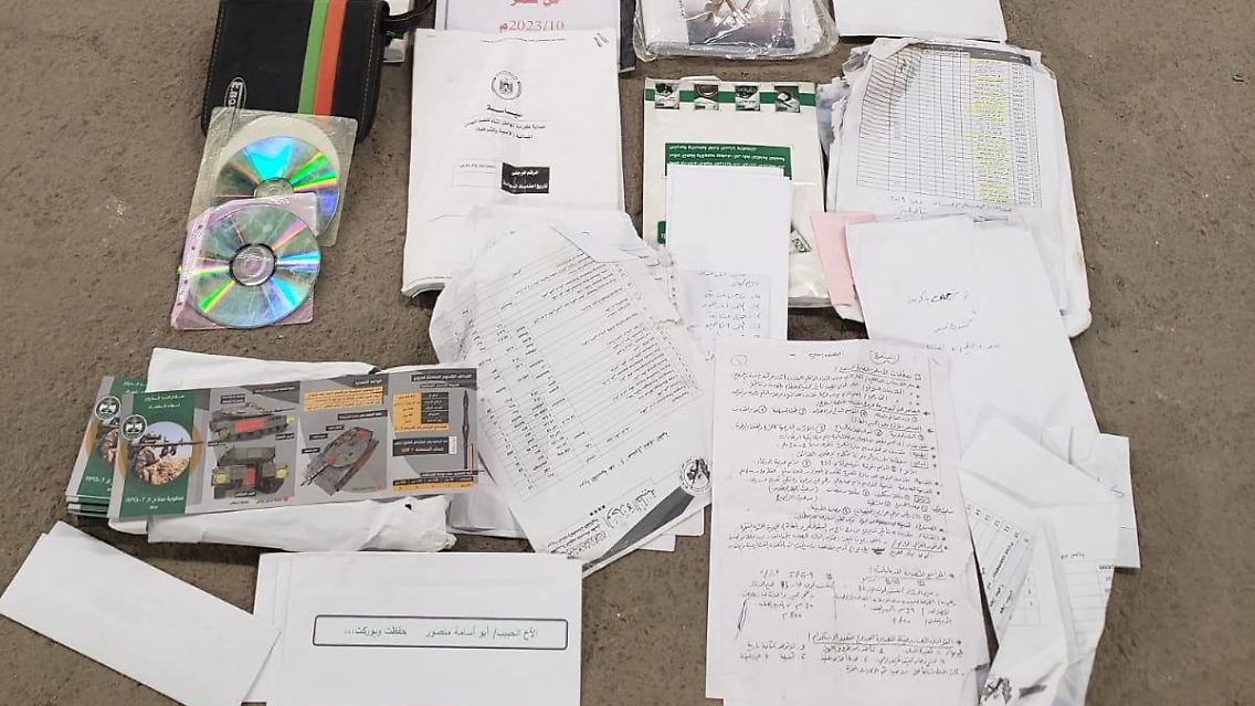 Israels Armee veröffentlichte Bilder, welche die beschlagnahmten Gegenstände und Dokumente zeigen sollen.