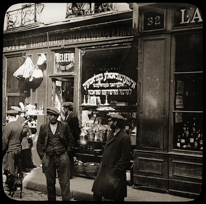 The Speiser bookstore, rue des Rosiers, in Paris, in 1920.