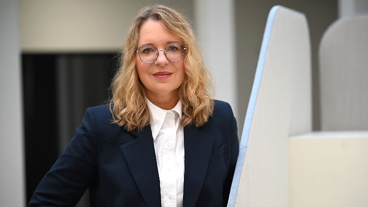 Claudia Kemfert is professor of energy economics and energy policy at Leuphana University in Lüneburg.  She has headed the department since 2004 "Energy, transport, environment" at the German Institute for Economic Research (DIW).
