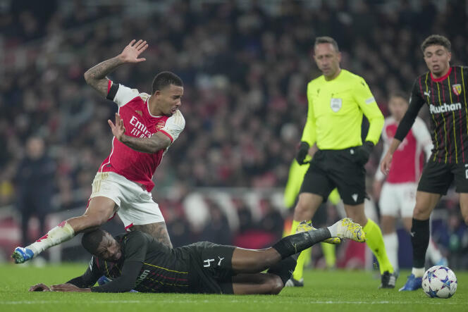 The Lensois of Kevin Danso (here on the ground) were severely beaten (0-6) in the Champions League by the English of Arsenal, Wednesday November 29, 2023. 
