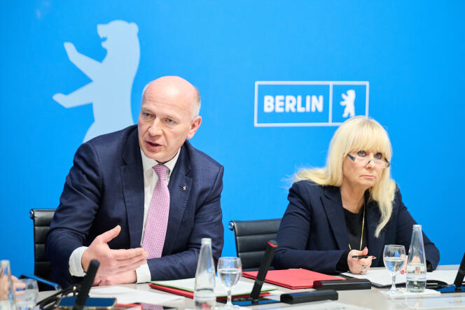The mayor (CDU, conservative) of Berlin, Kai Wegner, and the regional minister (Social Democratic Party) of the interior and sport, Iris Spranger, during the signing of the memorandum of understanding on a possible candidacy for the Olympic Games, in Berlin, November 14, 2023. 