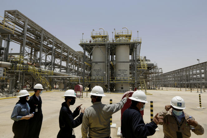 Engineers from the Aramco oil group, in June 2021, at the Al-Hawiyah liquefied natural gas plant, in Saudi Arabia.