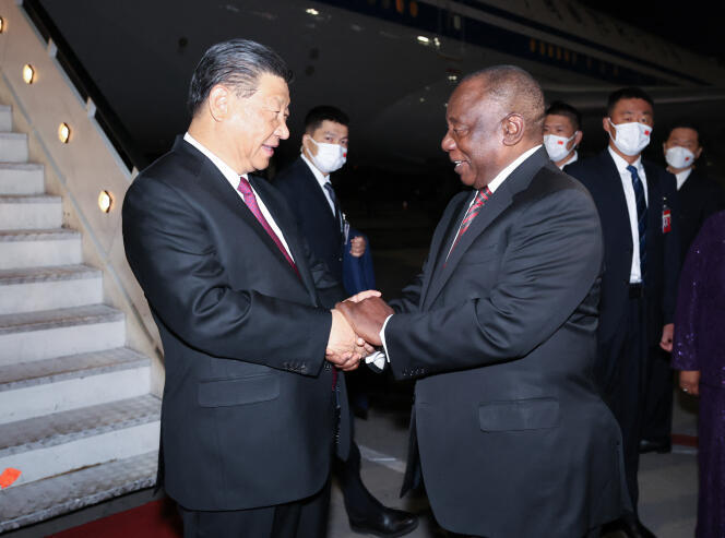 Chinese President Xi Jinping, greeted by South African President Cyril Ramaphosa upon his arrival at Johannesburg airport, August 21, 2023, the day before the opening of the 15th BRICS summit. 