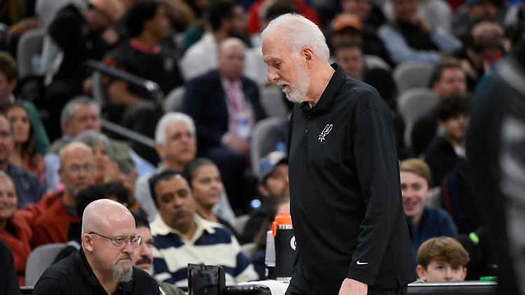 Popovich makes his way to the microphone.