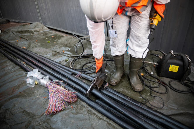 Orange employees remove copper telecommunications cables, before installing fiber, in Gennevilliers (Hauts-de-Seine), November 2, 2023.