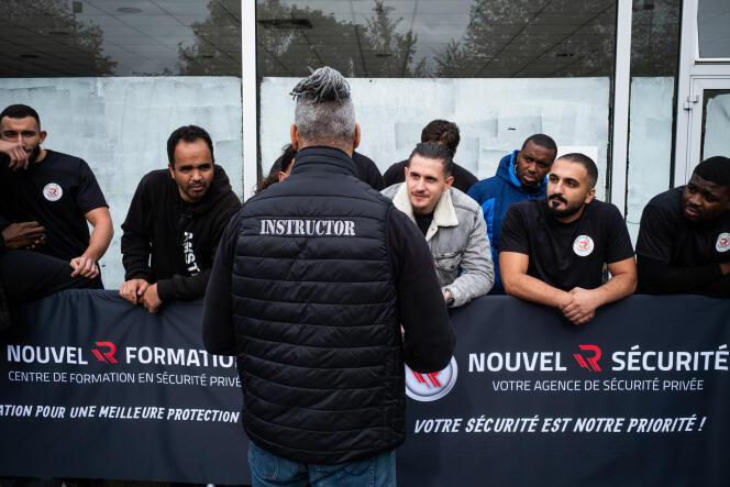 Mike is an instructor at Nouvel R Formation.  Today, he is coordinating a scenario linked to the activity of a close protection agent, in Noisy-le-Grand (Seine-Saint-Denis), on October 26, 2023.