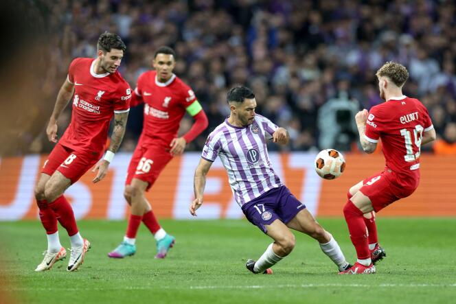 Toulouse's Gabriel Suazo (center) during the Europa League match against Liverpool, at the Toulouse Stadium, November 9, 2023.