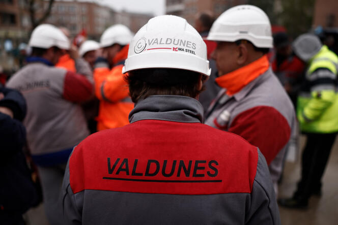 Demonstration of employees of the industrial company Valdunes, mobilized against the closure of their factory, during Emmanuel Macron's visit to Dunkirk (North), May 12, 2023.