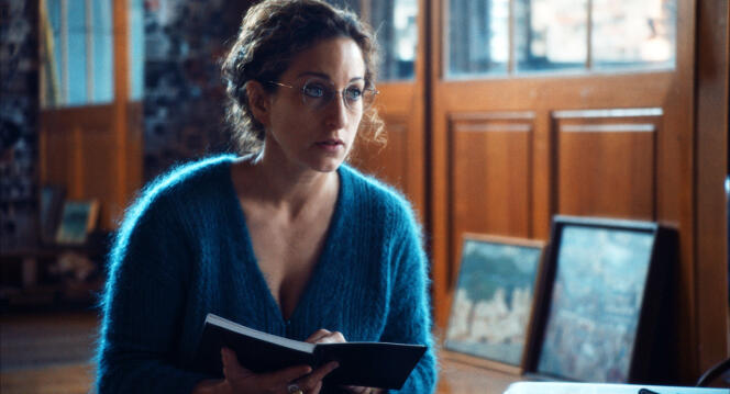 Mona Achache in her film “Little Girl Blue”.  With a unique device, she stages the words of her mother, played by Marion Cotillard.