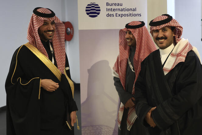 Members of the Saudi delegation shortly before the vote at the International Exhibition Bureau, in Issy-les-Moulineaux (Hauts-de-Seine), near Paris, November 28, 2023.