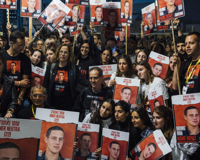 Relatives of Omer Neutra, hostage of Hamas, during a rally to demand the release of people held since October 7, in the “hostages square”, in Tel Aviv, November 25, 2023.