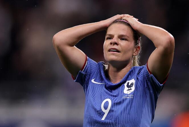 Eugénie Le Sommer, after a missed shot against Norway, at the Auguste-Delaune stadium, in Reims, October 31, 2023.