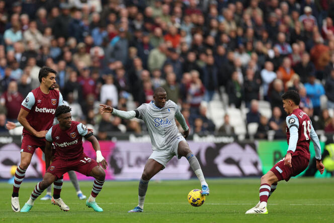 Malian international Abdoulaye Doucouré (center), midfielder of English club Everton, during a match against West Ham United, in London, October 29, 2023.