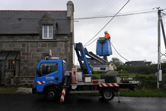 An Enedis employee repairs electrical cables in Lanildut (Finistère), on November 2, 2023, after the passage of storm Ciaran.