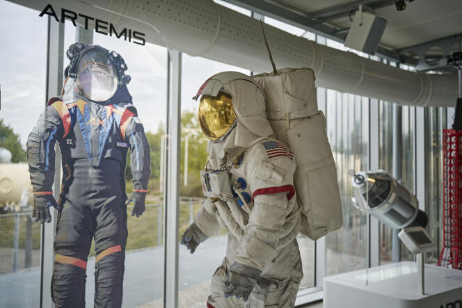 A comparison of the spacesuits of the astronauts of the Apollo missions, on the right, and the future Artemis missions, on the left. 