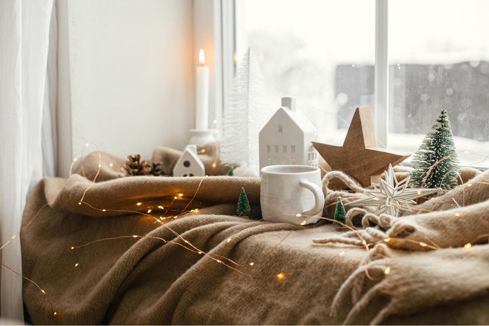 Christmas in a small space: window sill with Christmas decorations