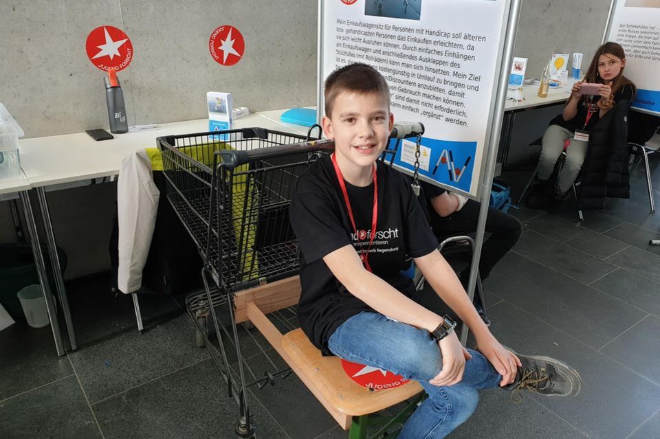Student invents shopping cart seat for older people and people with disabilities