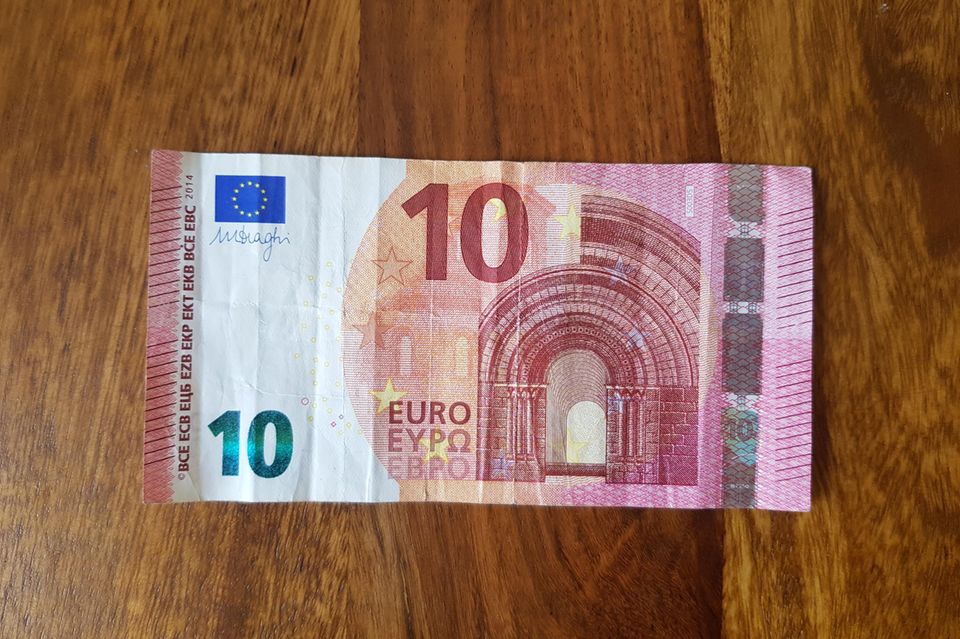 Fold banknotes into a heart: ten euro banknotes