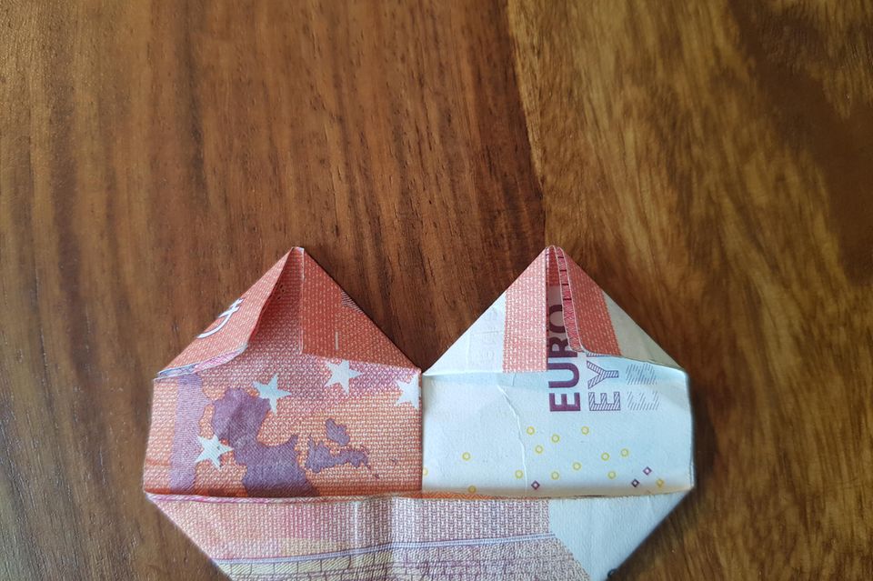 Fold banknotes into a heart: Origami heart