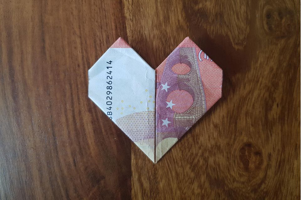 Fold banknotes into a heart: origami heart