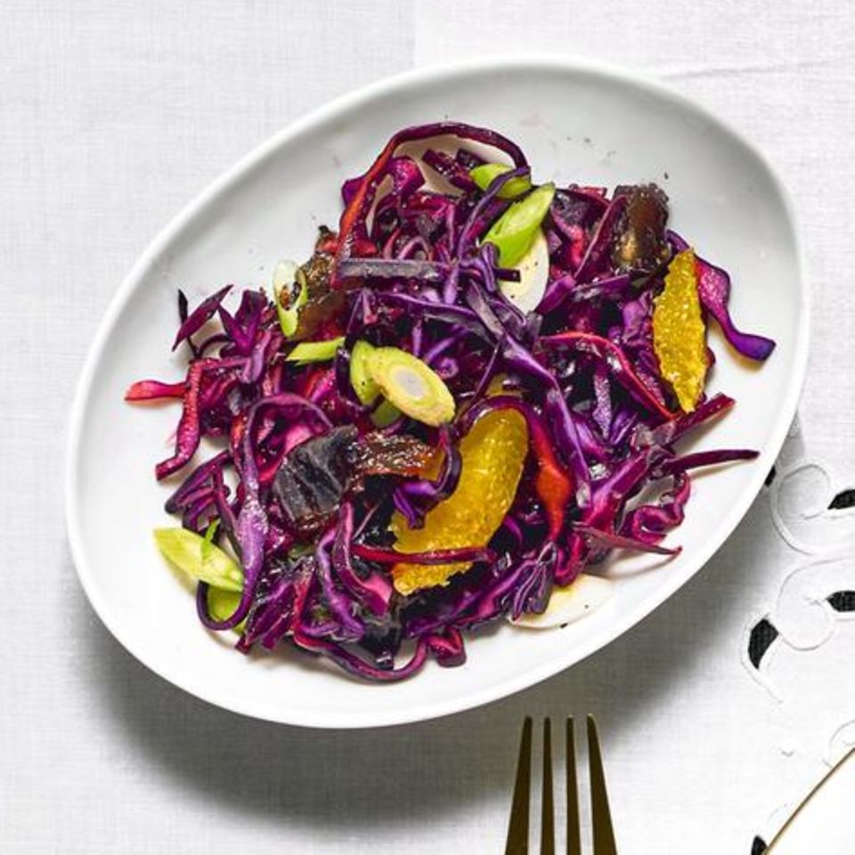 Red cabbage salad with oranges