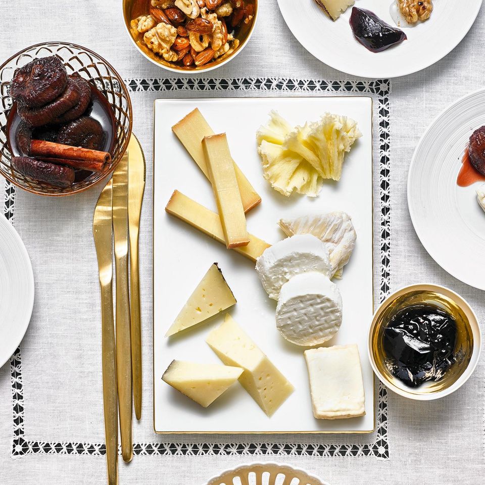 Cheese with figs, wine jelly and honey nuts