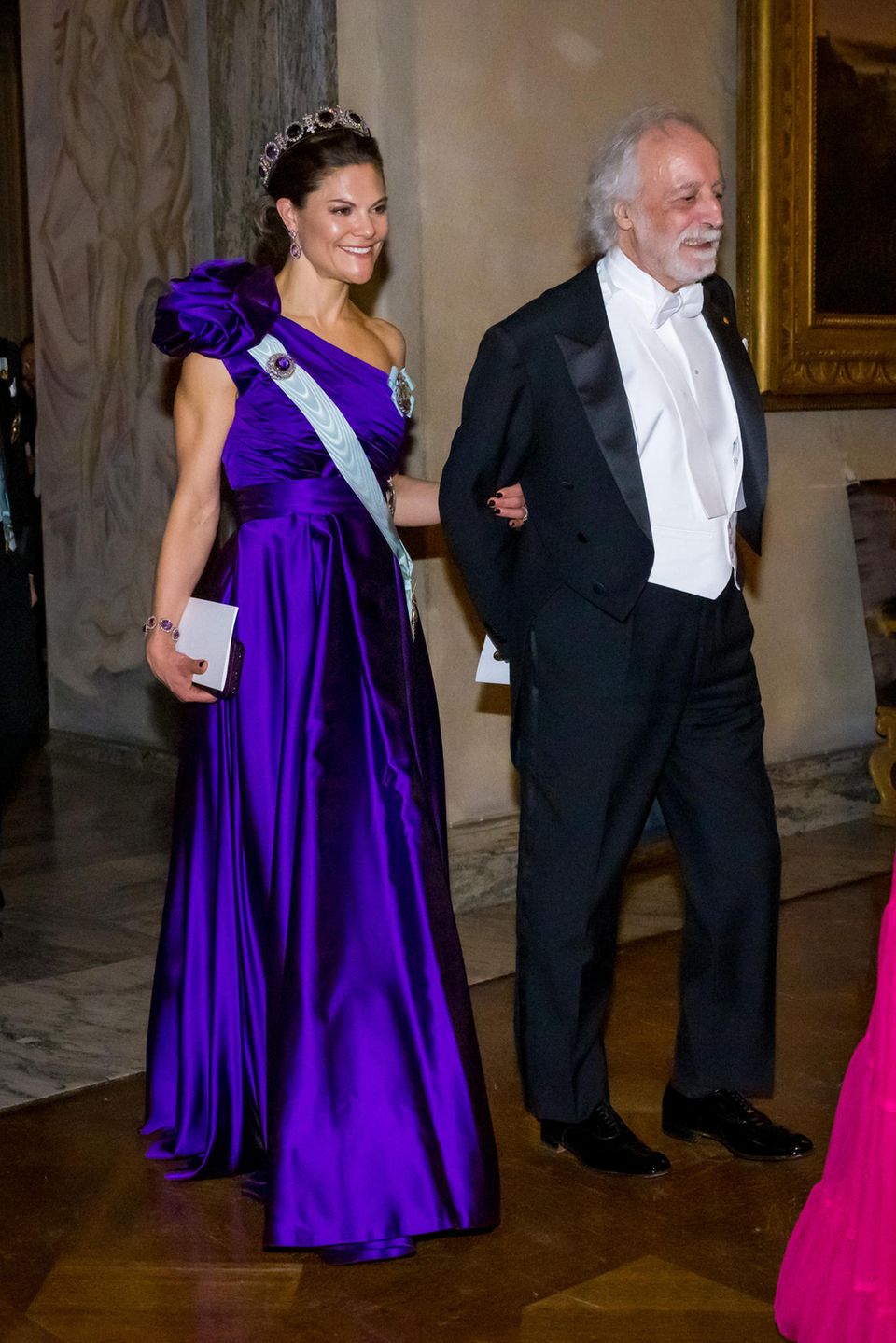 Tight shoulders, radiant smile: Victoria of Sweden knows how to captivate the guests at the Nobel Prize Gala. 