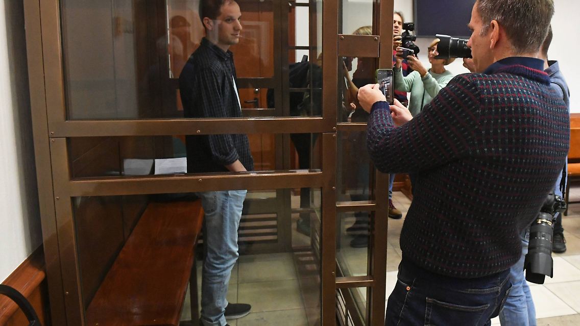 Gershkovich im Glaskäfig bei einer Anhörung im Oktober