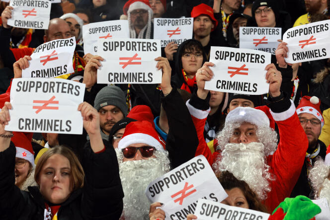 RC Lens supporters dressed as Santa Claus demonstrate against stadium bans, December 16, 2023, in Lens (Pas-de-Calais).